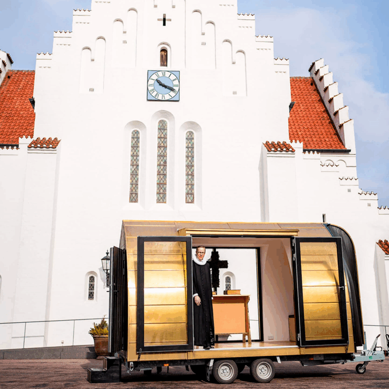 Slätt akustiktak och väggar med välvda former i en mobil kyrka i Aarhus – Hz Flex 017 och Hz Akustikputs 03