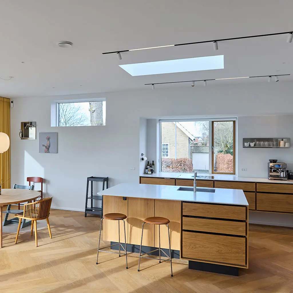 Slätt akustiktak av gips med inputsade spotlights i en privat villa i Viby vid Aarhus – Hz Plus och Hz Akustikputs 03